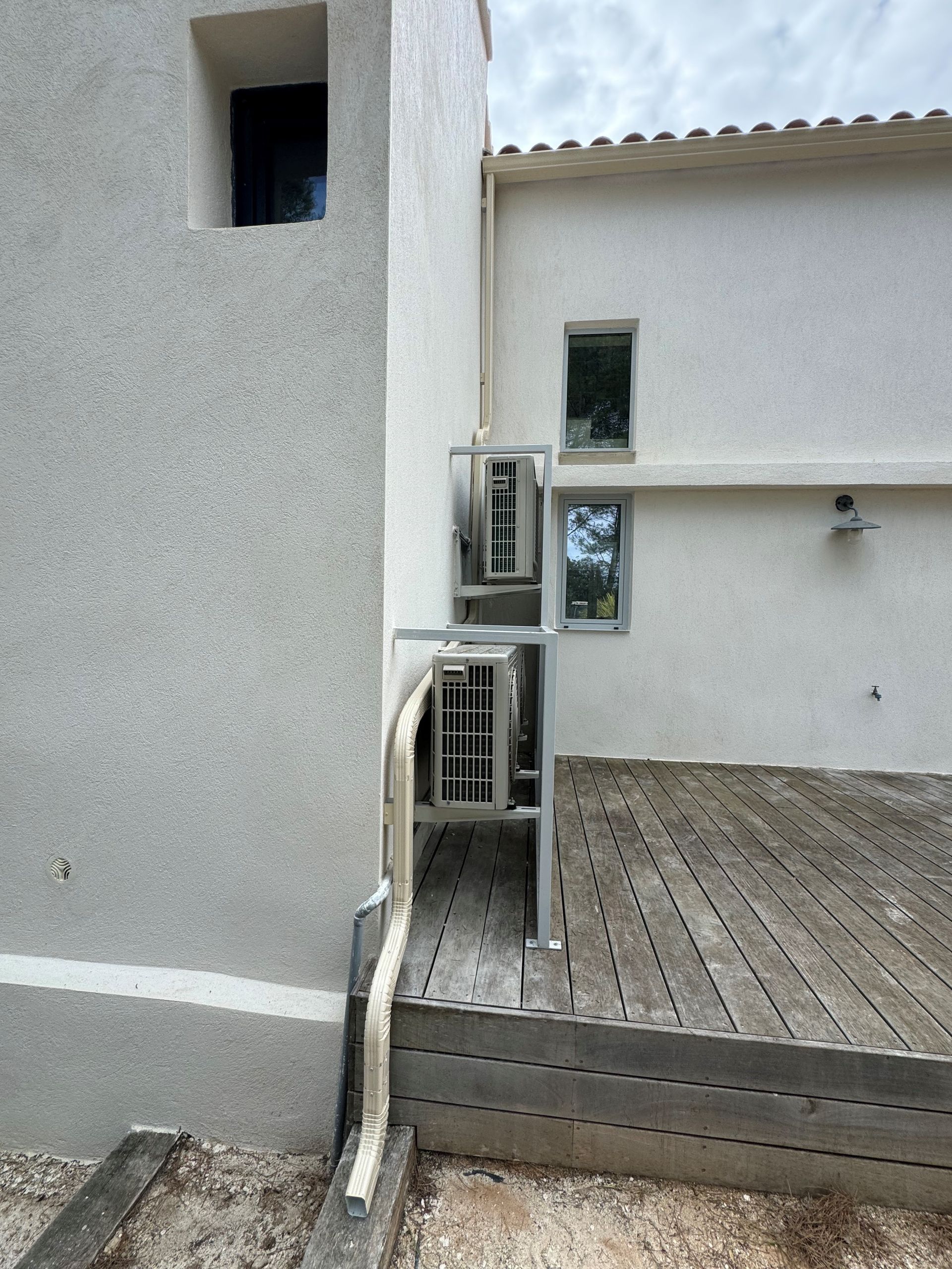 Pose de gouttière en aluminium sur une maison