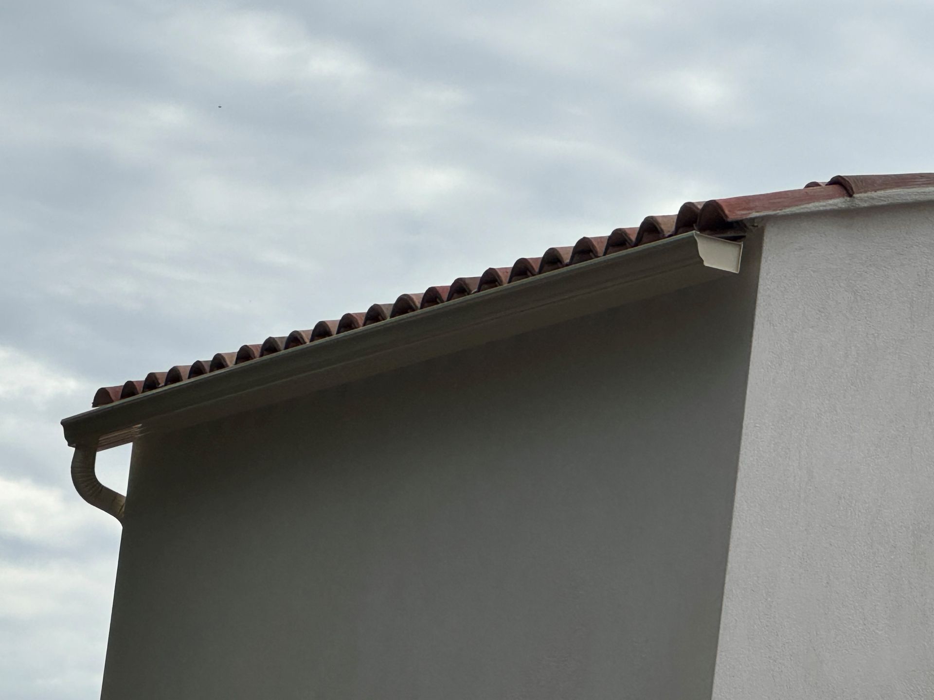 Une nouvelle gouttière fixée à une façade