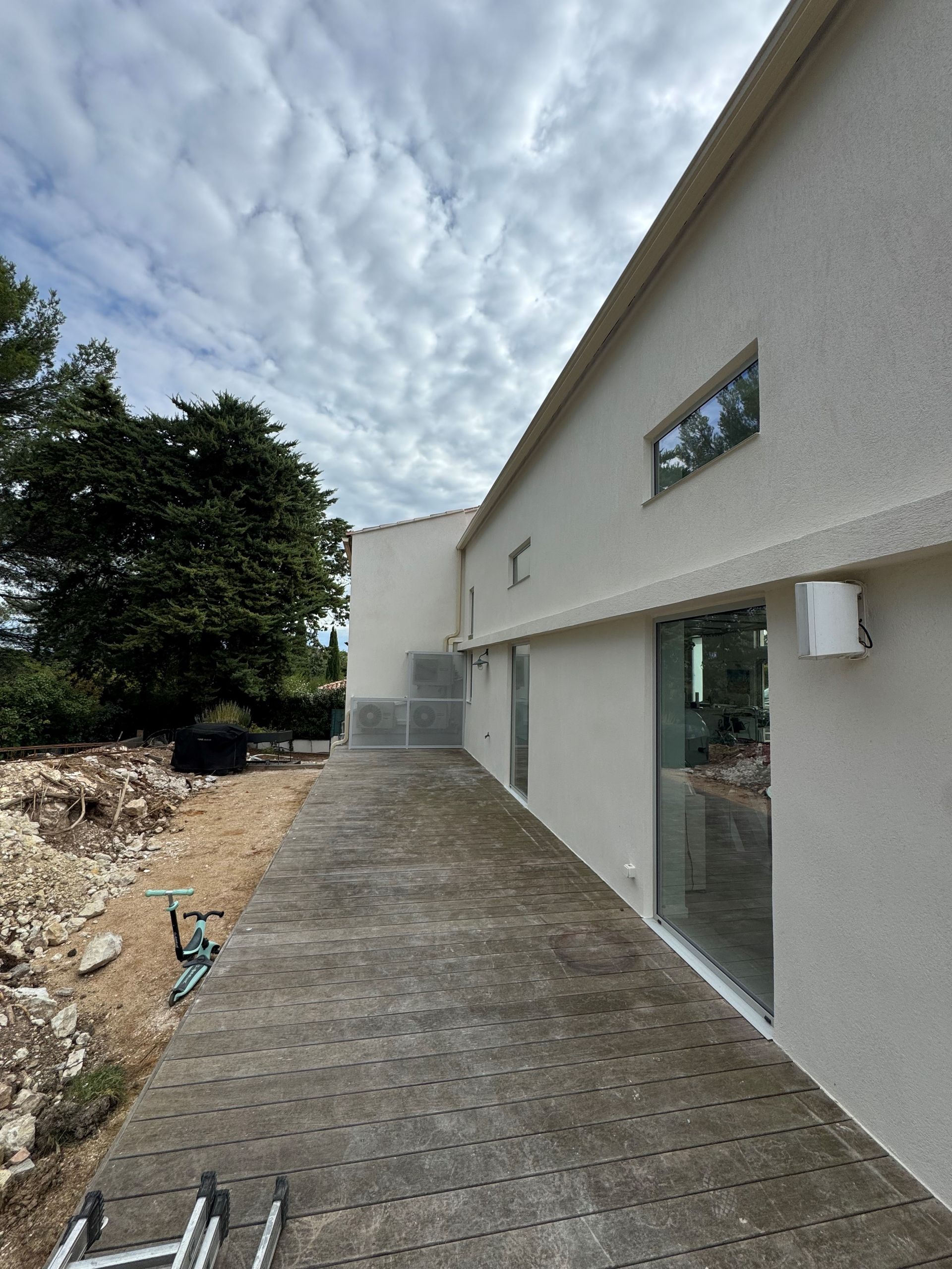 Pose de gouttières en aluminium le long d'une façade de maison
