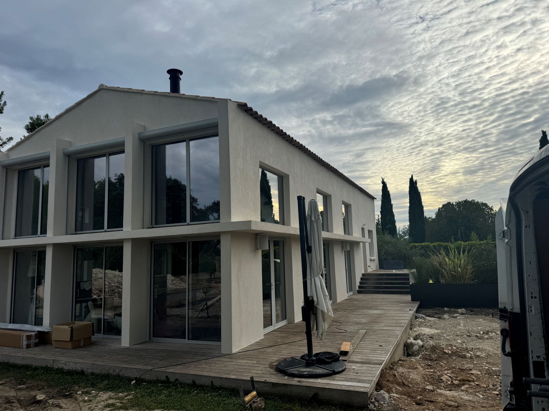 Une maison avec des gouttières neuves