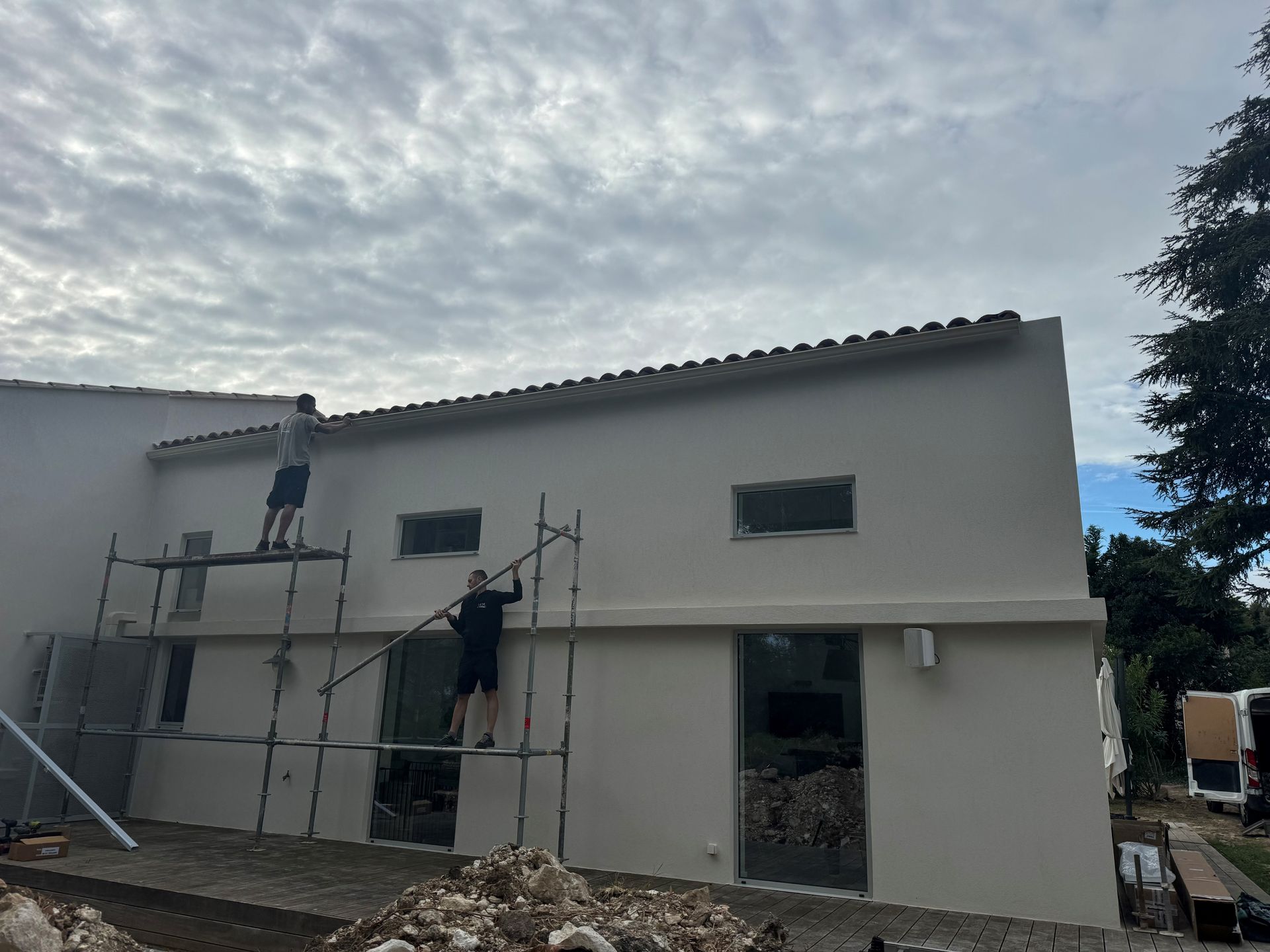 Pose de gouttières par des couvreurs