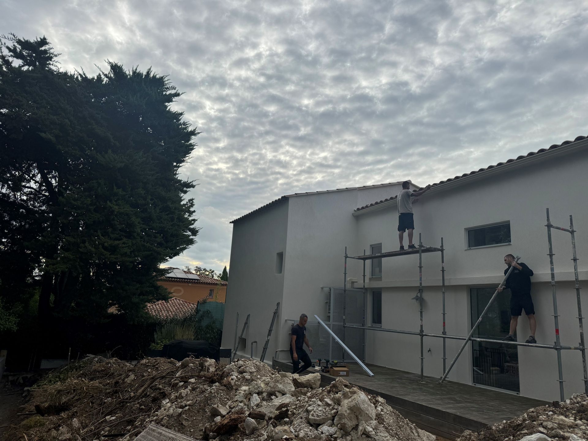 Des couvreurs qui posent des gouttières