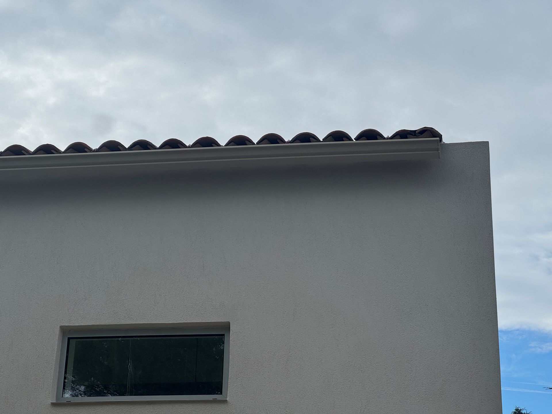 Une gouttière fixée à une façade