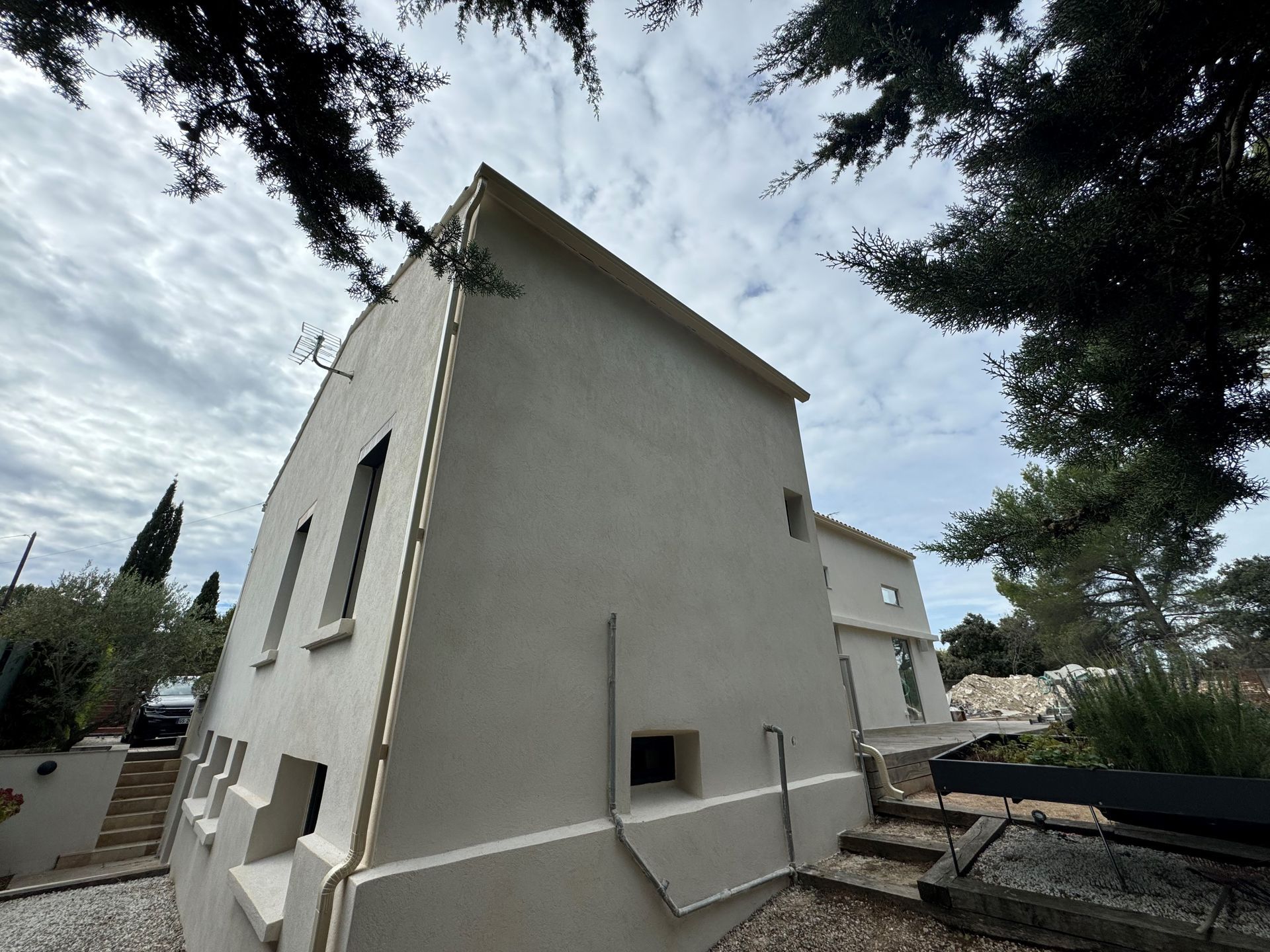 Des gouttières et des descentes de toit beige