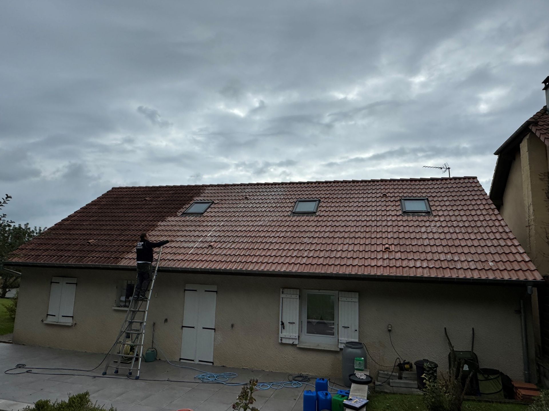 Une toiture en cours de nettoyage