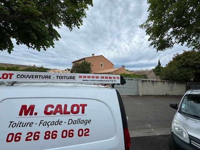 Zoom sur la camionnette de l'entreprise devant un chantier