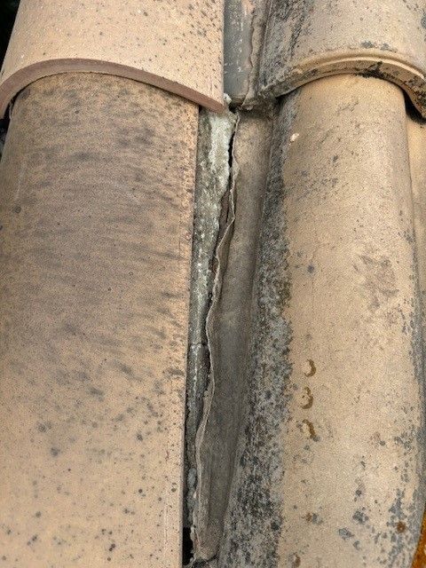 Zoom sur une tuile abimée