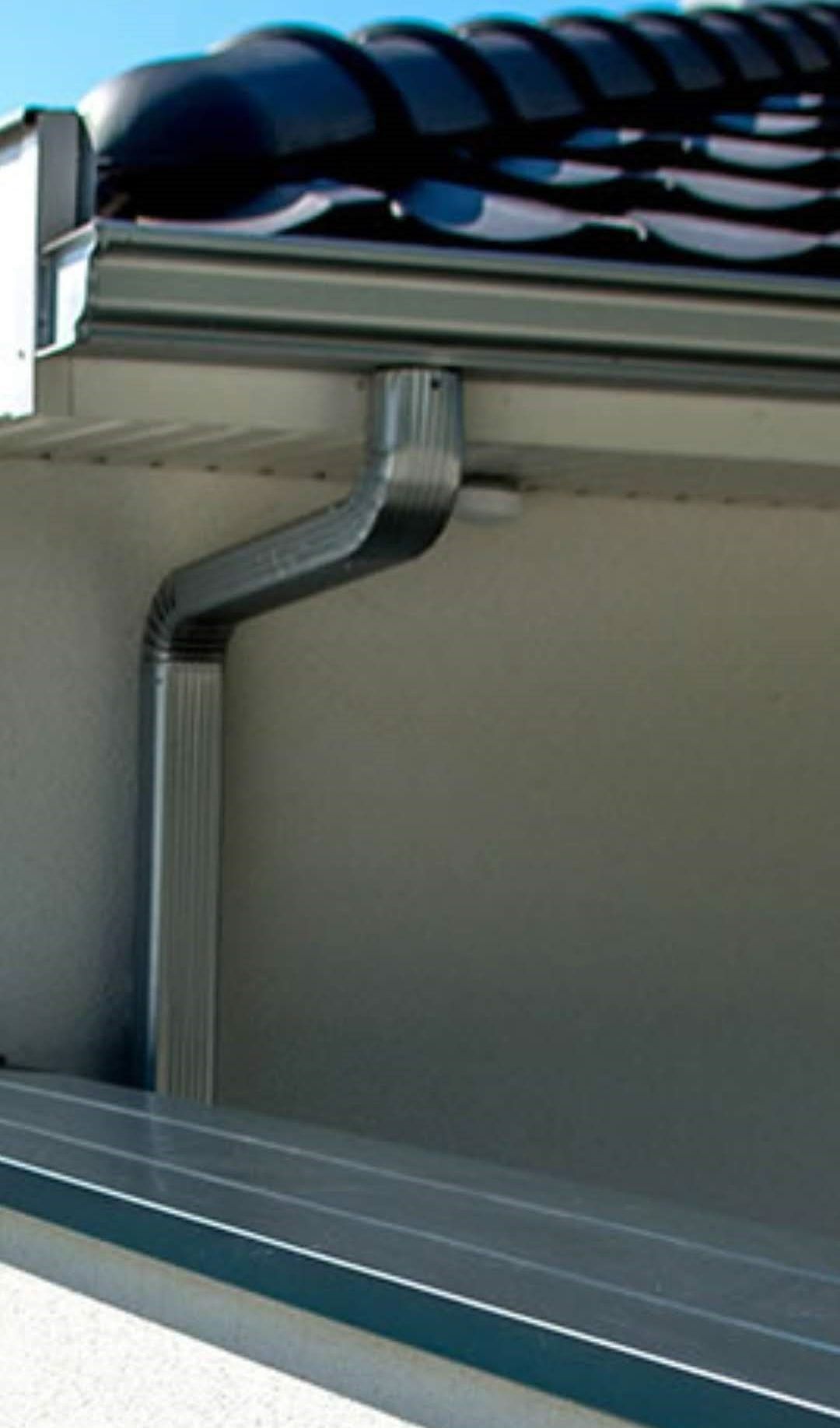 Zoom sur une gouttière posé par l'entreprise