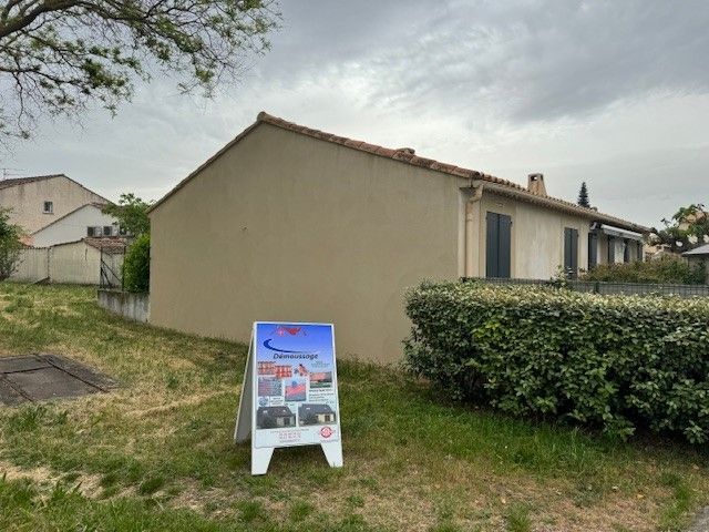 Mur d'une maison avant le nettoyage avec panneau de l'entreprise
