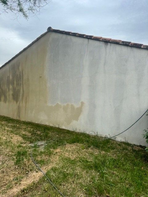 Avant après d'un nettoyage sur un mur d'une maison