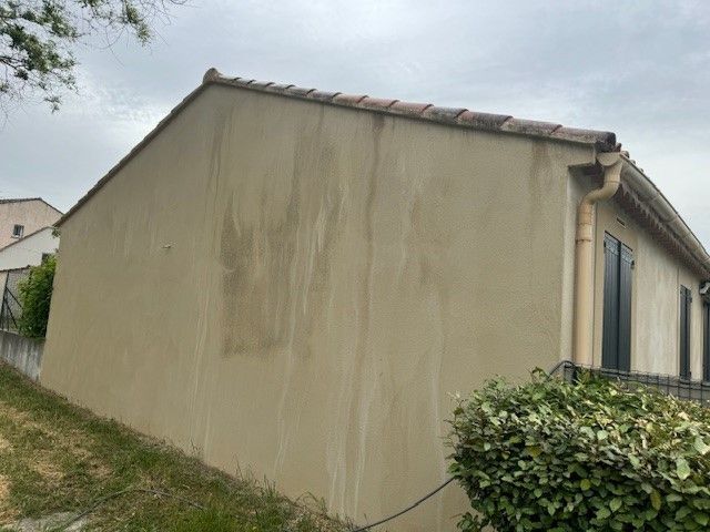 Mur d'une maison avant le nettoyage