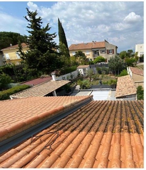 Une toiture en train d'être nettoyée