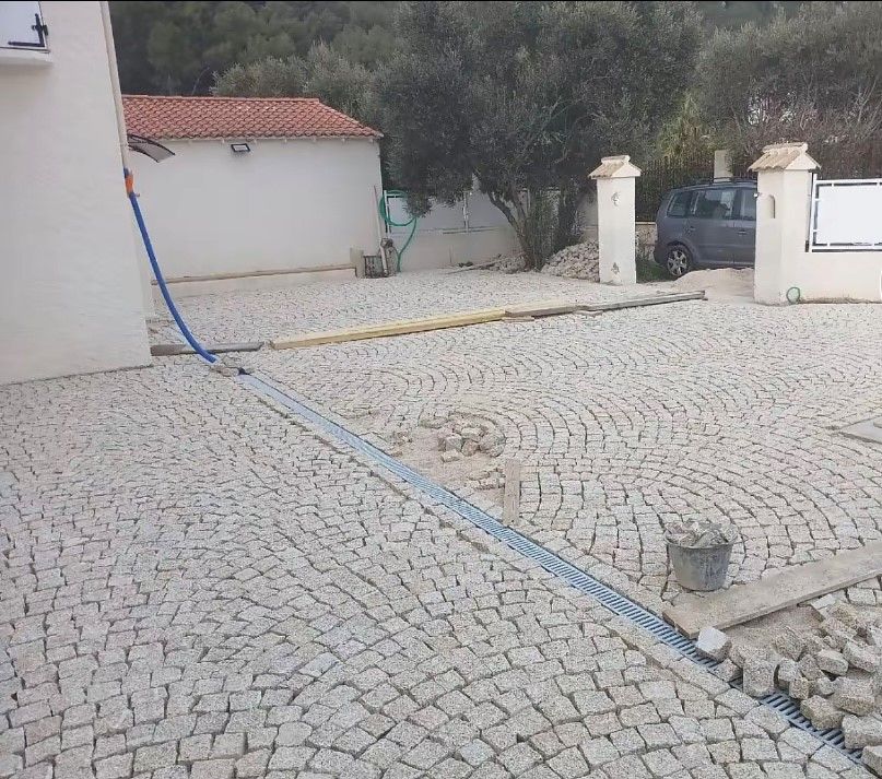 Pavés paris posés dans l'allée