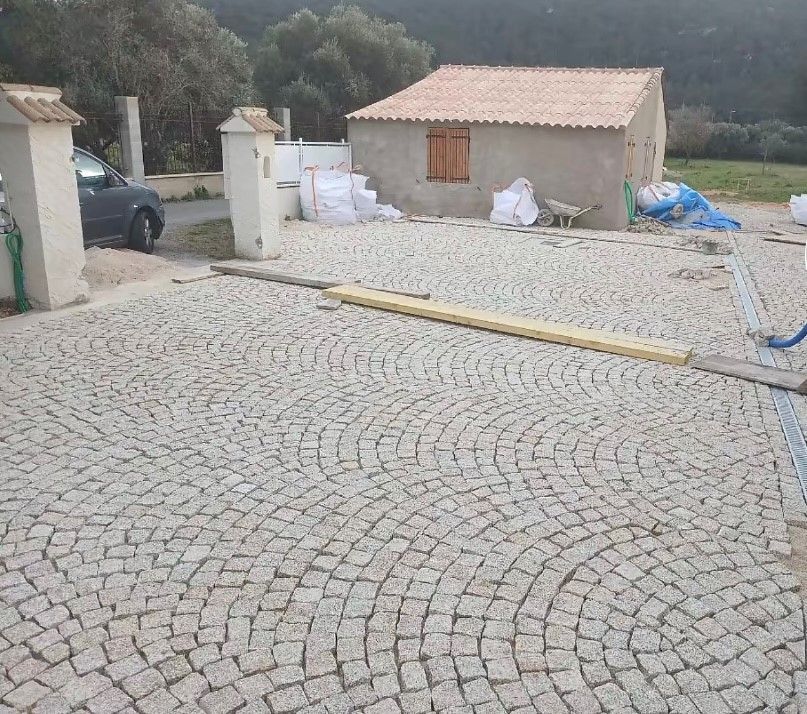 Pose de pavés dans la cour intérieure d'une maison