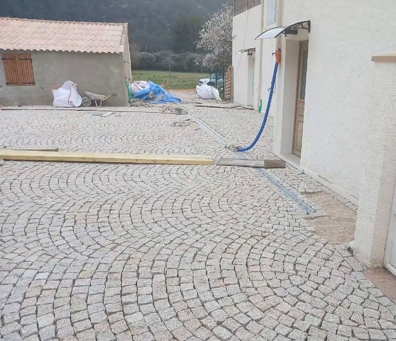Nouveaux pavés installés dans la cour intérieure d'une maison