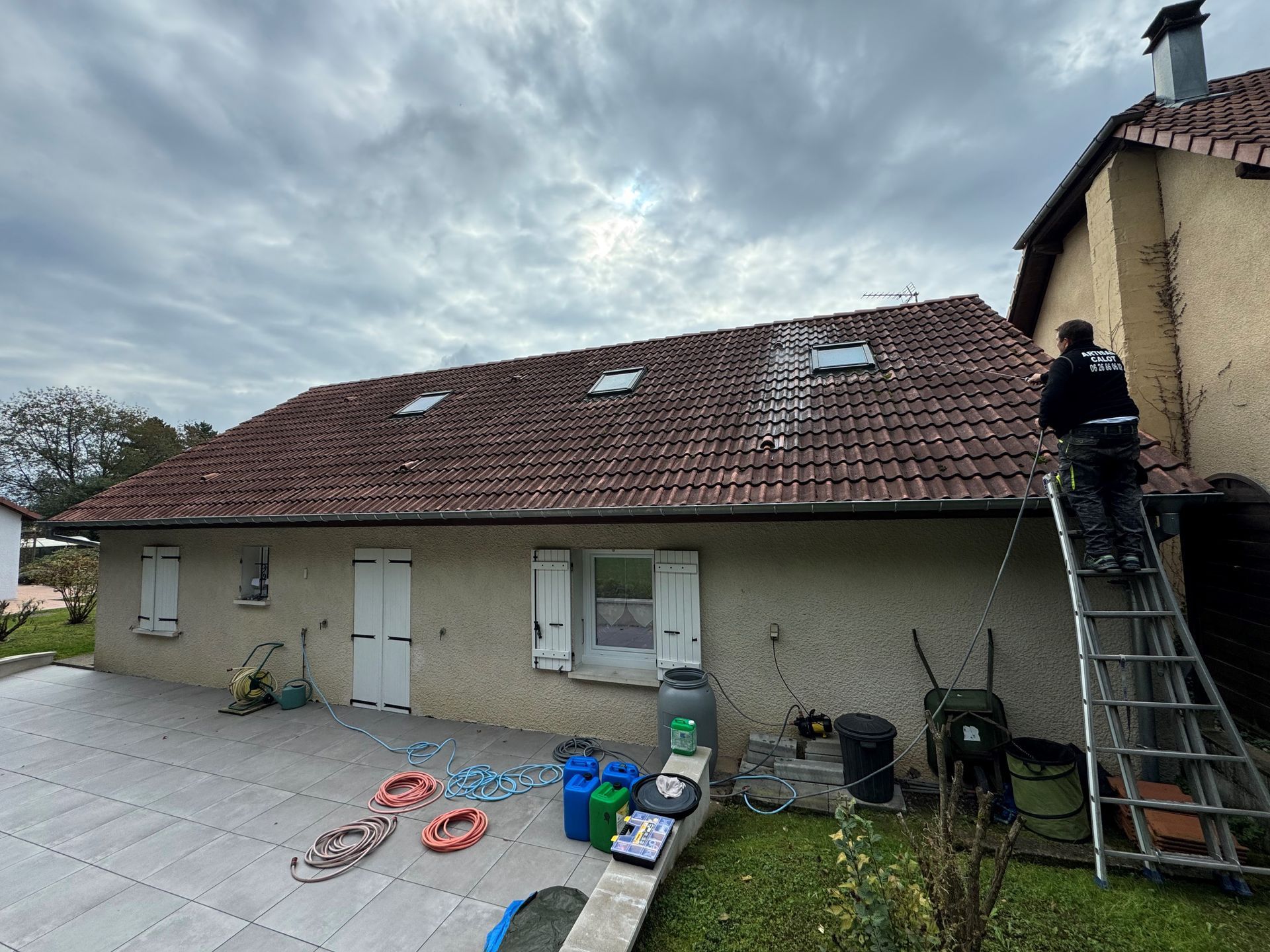 Application d'un traitement sur une toiture