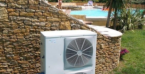 Pompe à chaleur devant un mur en pierre