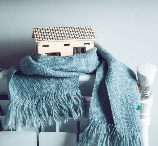 Maquette d'une maison entourée d'une écharpe