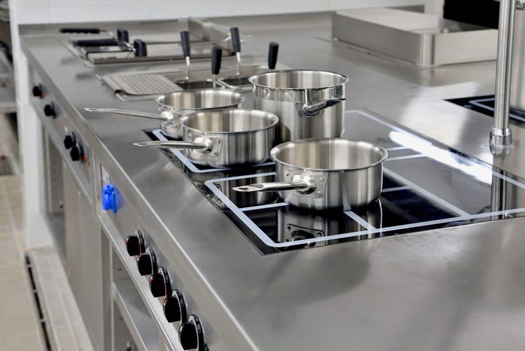Batterie de casseroles dans une cuisine professionnelle