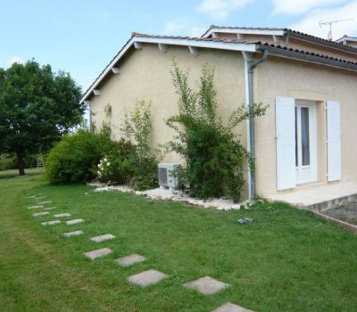Pompe à chaleur contre une maison