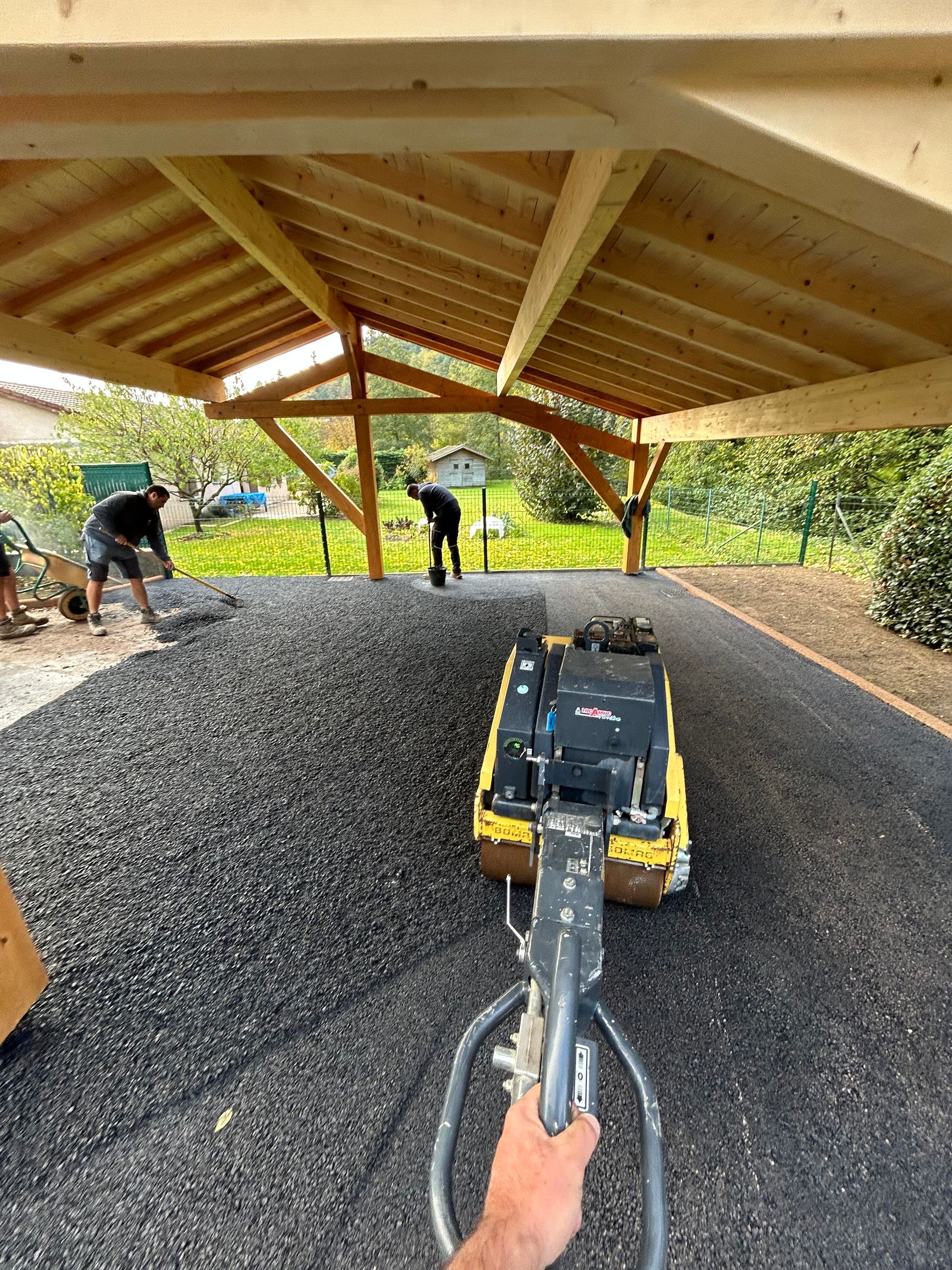 Chargeuse jaune déversant de la terre dans une tranchée sur un chantier de construction de rue
