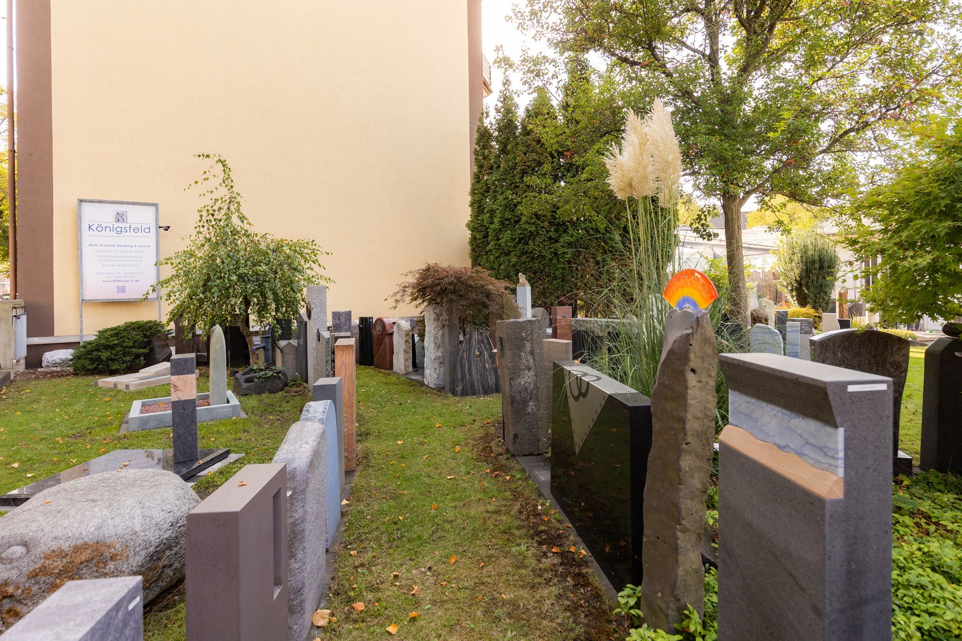 Sammlung farbenfroher Grabsteine ​​aus Granit im Freien.