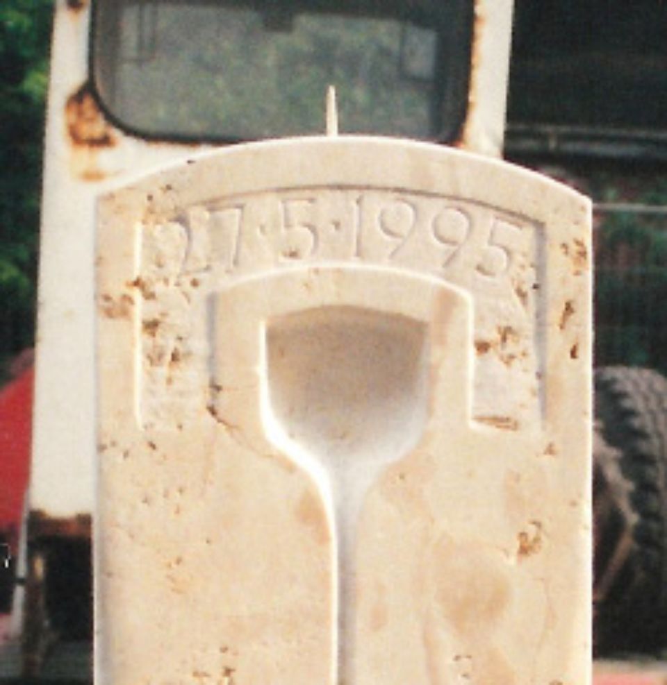 Grabstein mit Kelchform