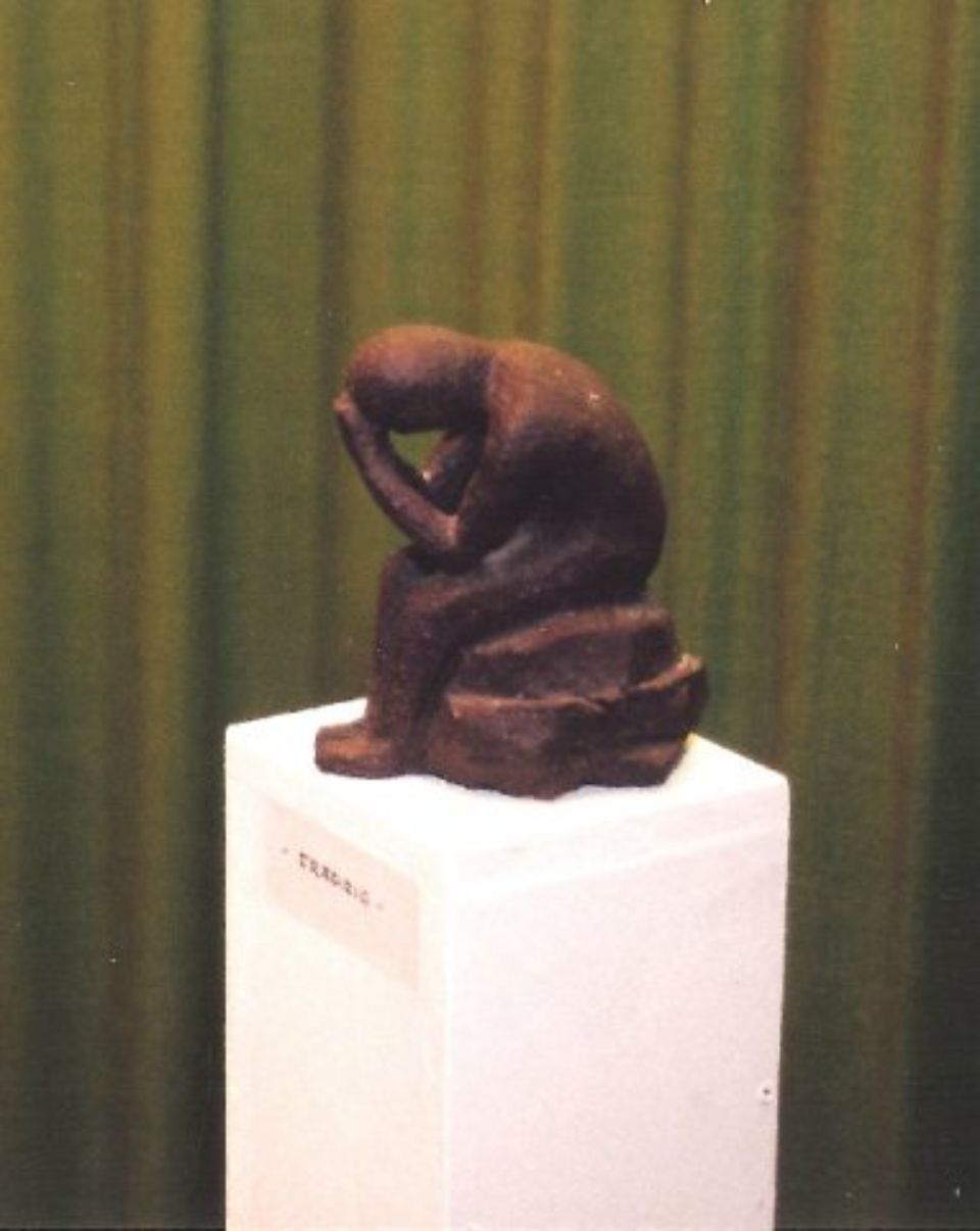 Skulptur einer sitzenden Frau, die Ihre Stirn in Ihrer Handfläche abstützt