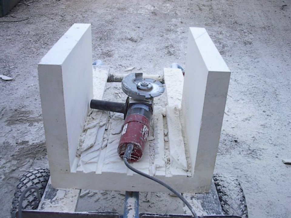 Bild Werkzeug auf einer Skulptur zur Restaurierung, Öffnet den Dialog