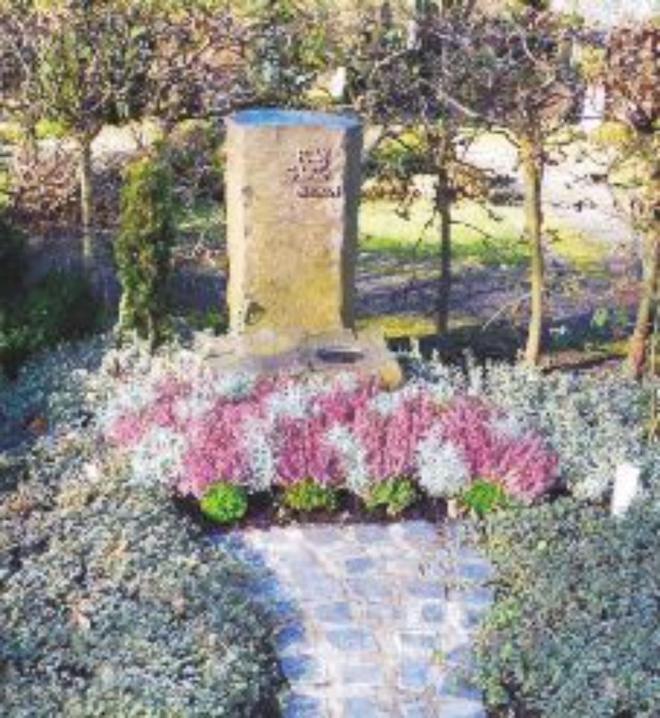 Grabstele an einer Grabanlage