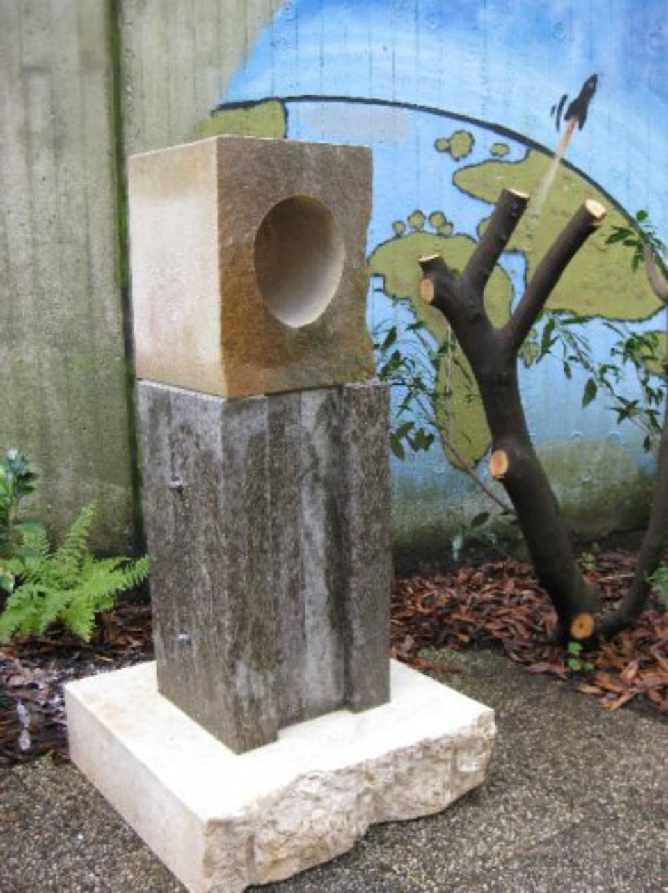 Bild Eckige Skulptur aus Naturstein und Metall