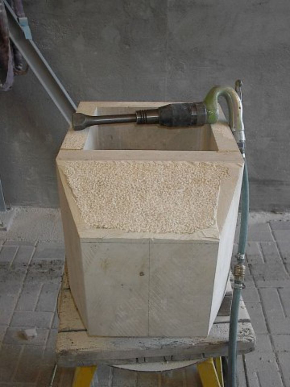 Restaurierung an einem Stein