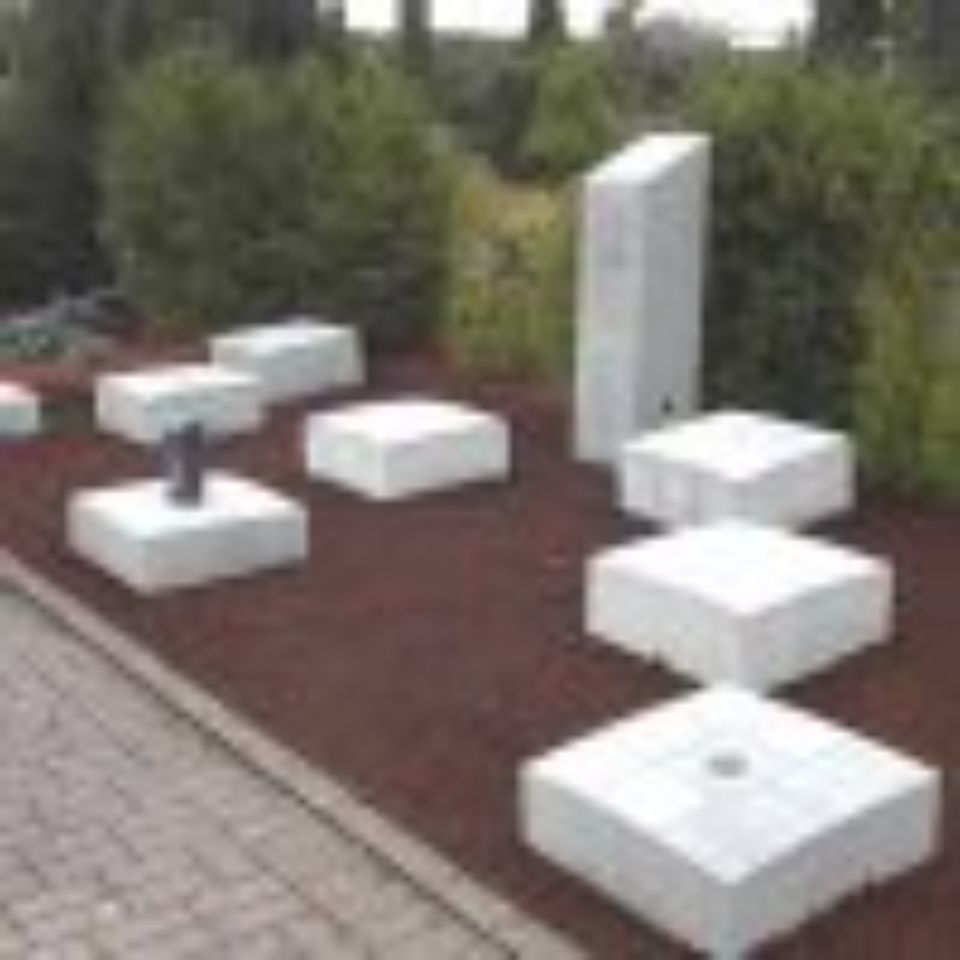 Bild Weiße Grabsteine auf einer Grabanlage, Öffnet den Dialog