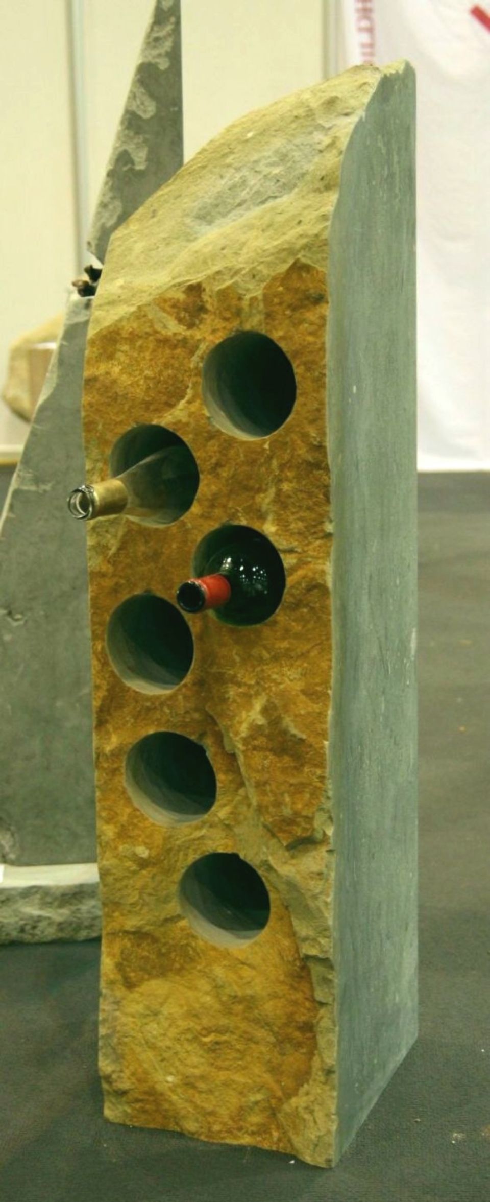 Weinregal aus Naturstein