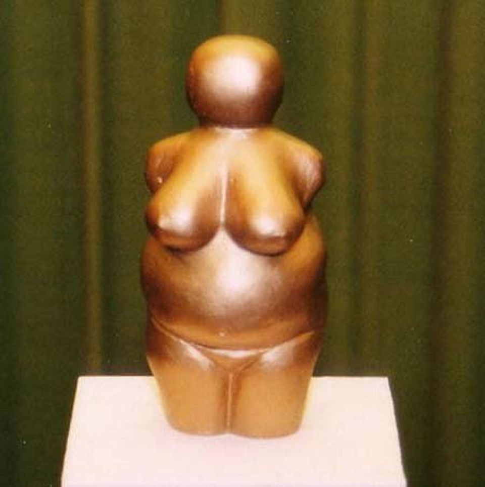 Skulptur einer dicken Frau