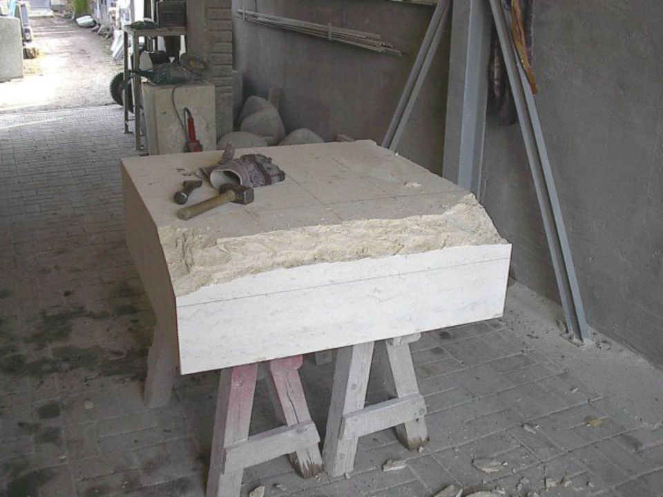 Restaurierung an einem quadratischen Stein