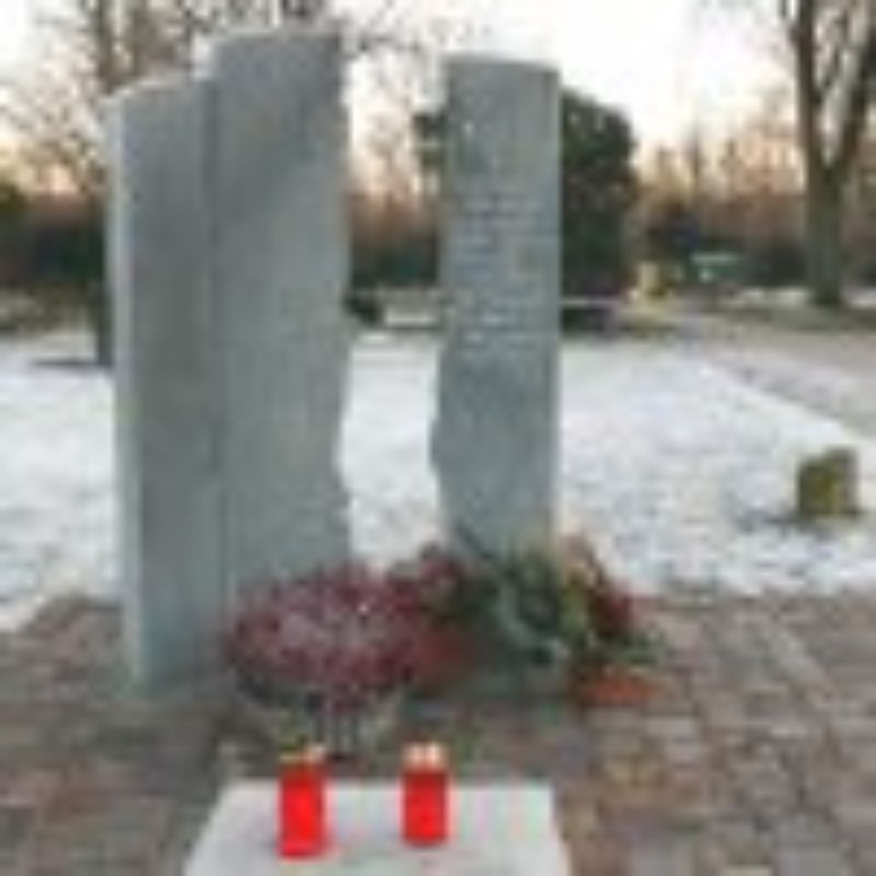 Grabstelen und zwei rote Kerzengläser