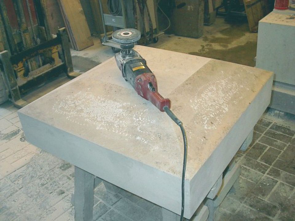 Restaurierung an einem quadratischen Stein