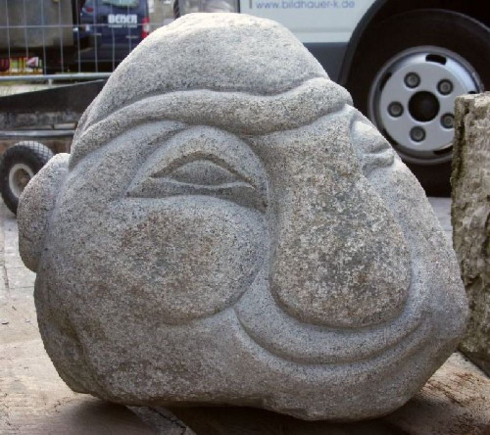 Stein mit eingemeißeltem Gesicht