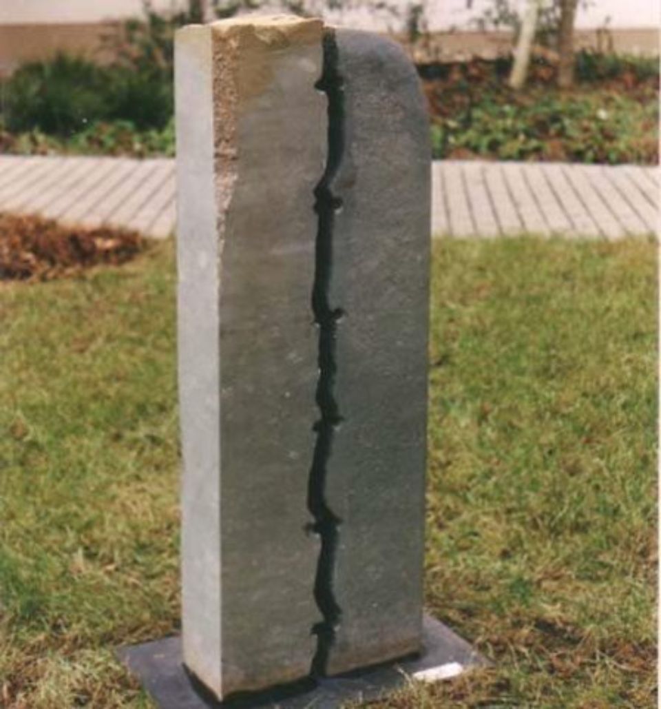 Stele mit Riss aus Naturstein