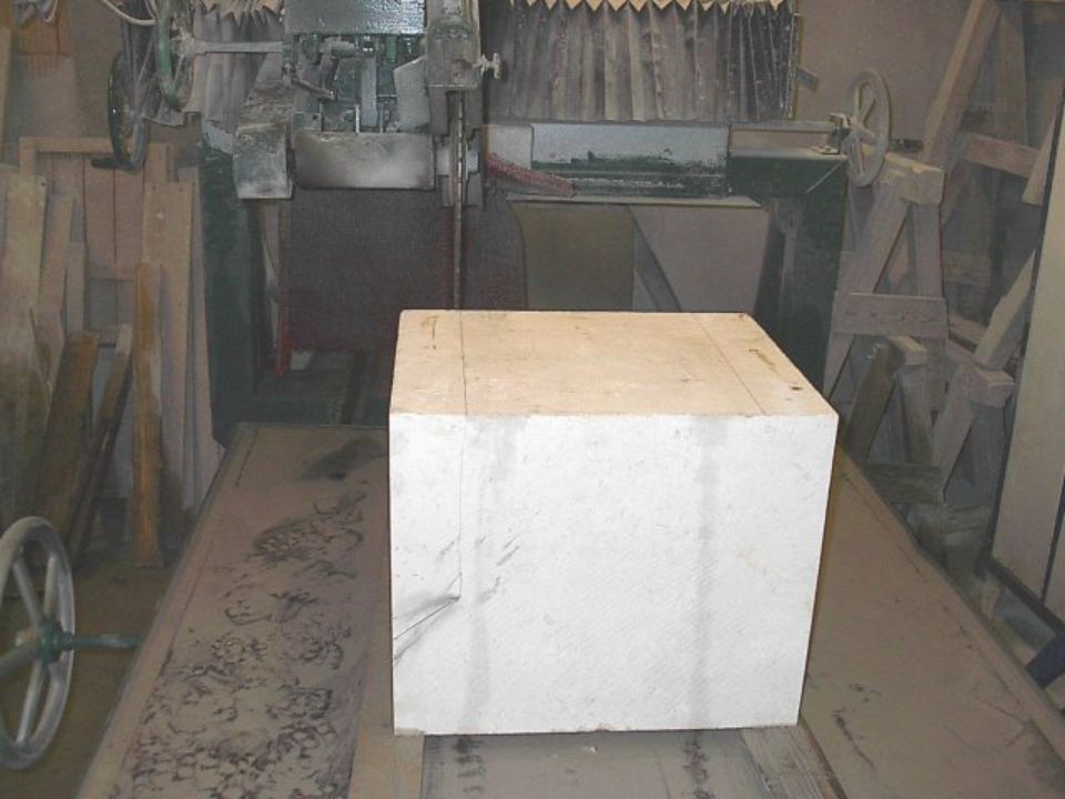 Würfelförmiger Stein