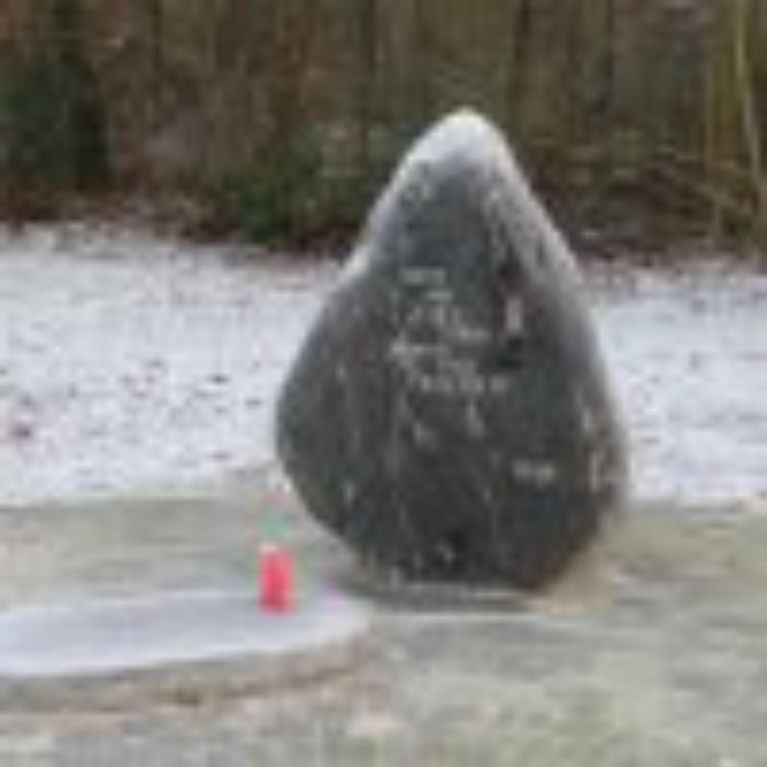 Stein und eine Trauerkerze