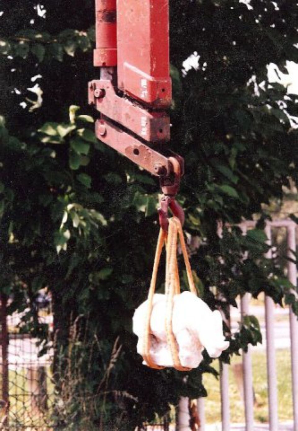 Kran transportiert einen Stein