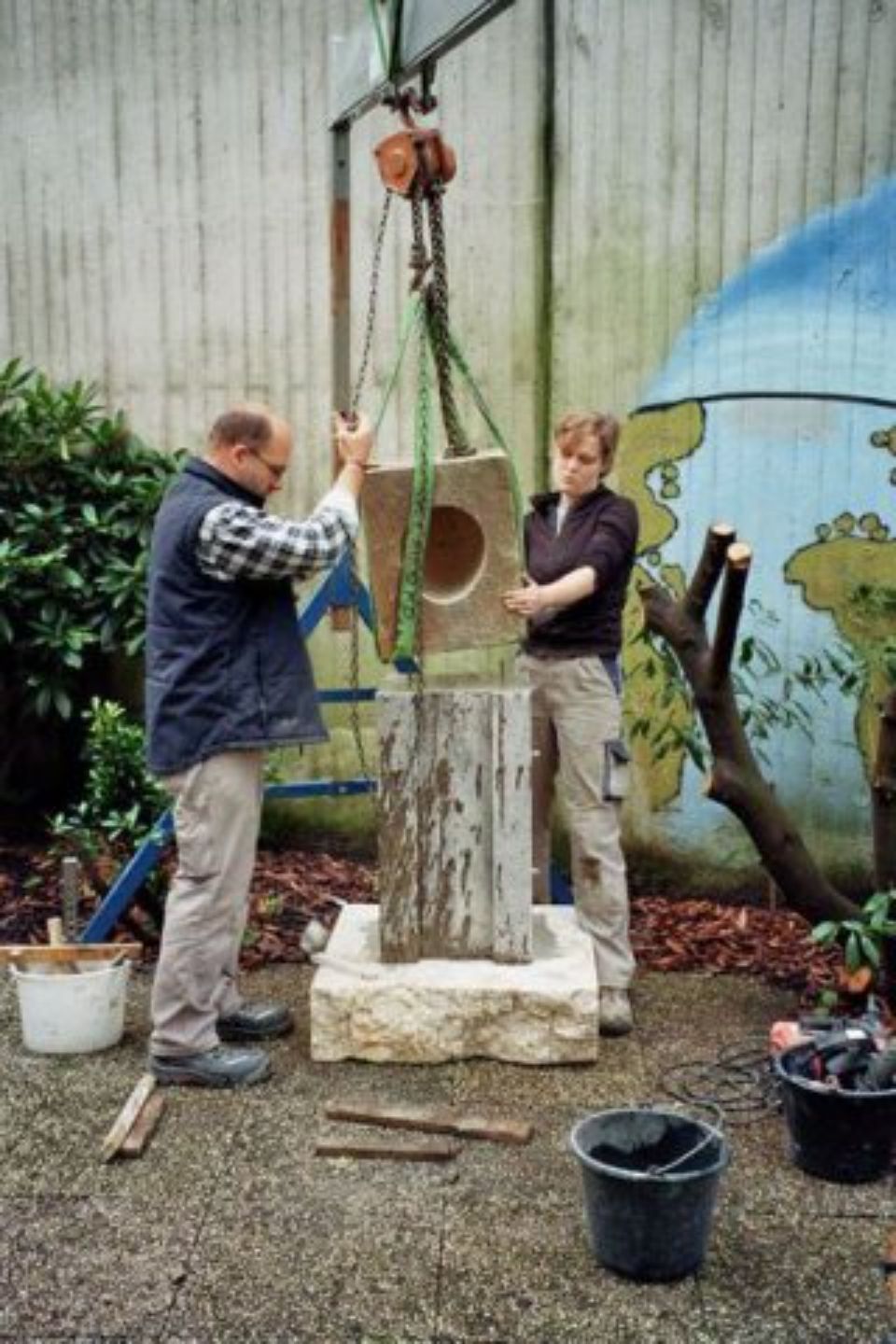 Zwei Bildhauer bei der Arbeit