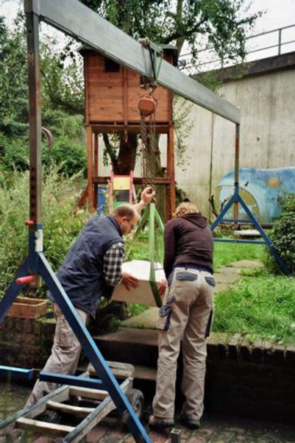 Zwei Bildhauer arbeiten an einer Skulptur