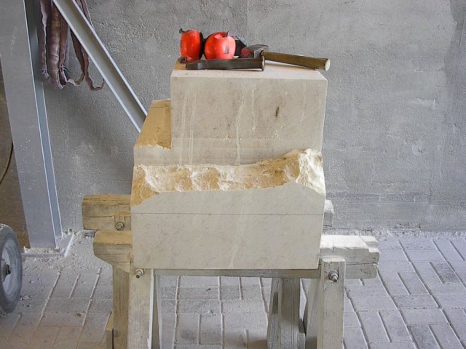 Restaurierung an einem quadratischen Stein