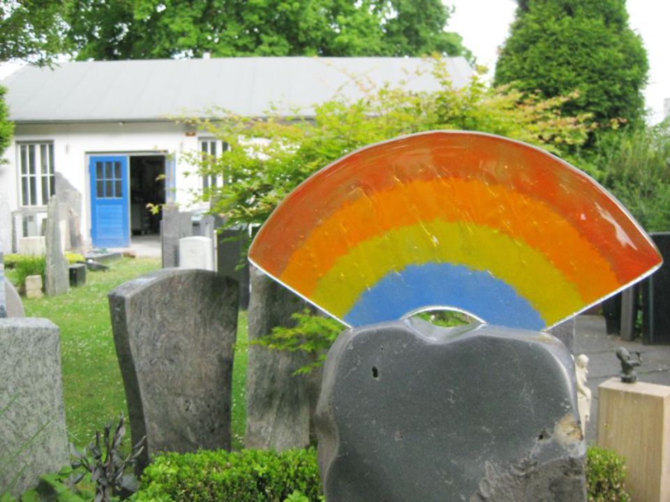 Regenbogen auf einem Herz aus Naturstein