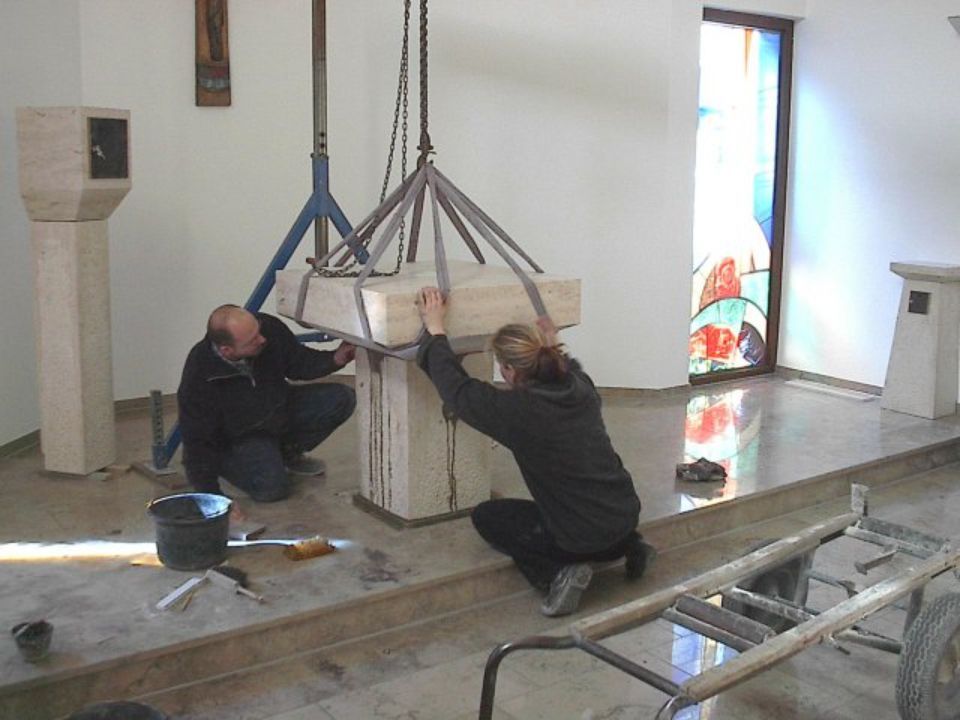 Restaurierung an einem quadratischen Tisch