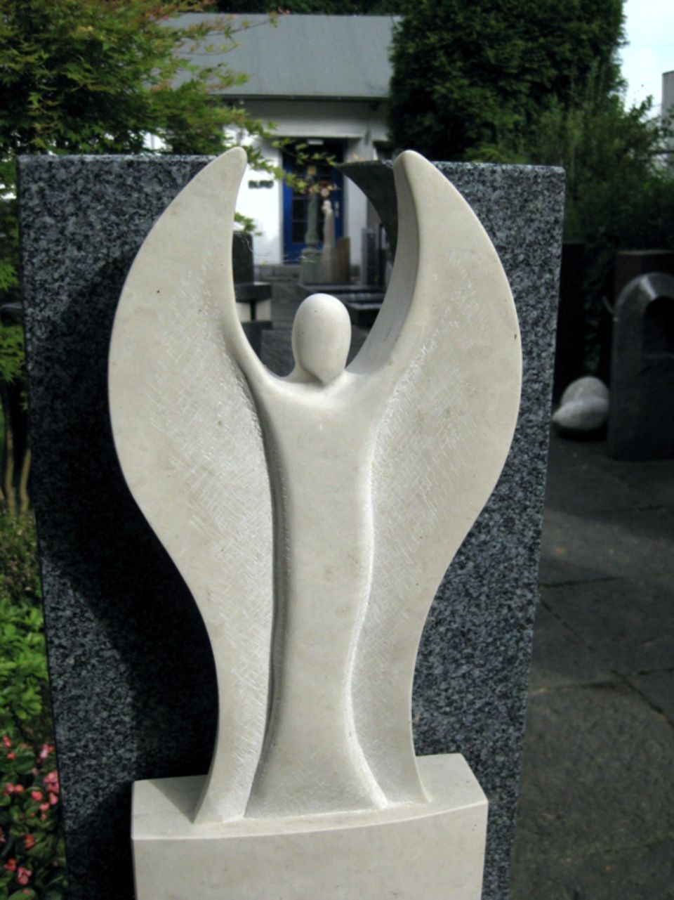 Grabstein in Form eines Engels
