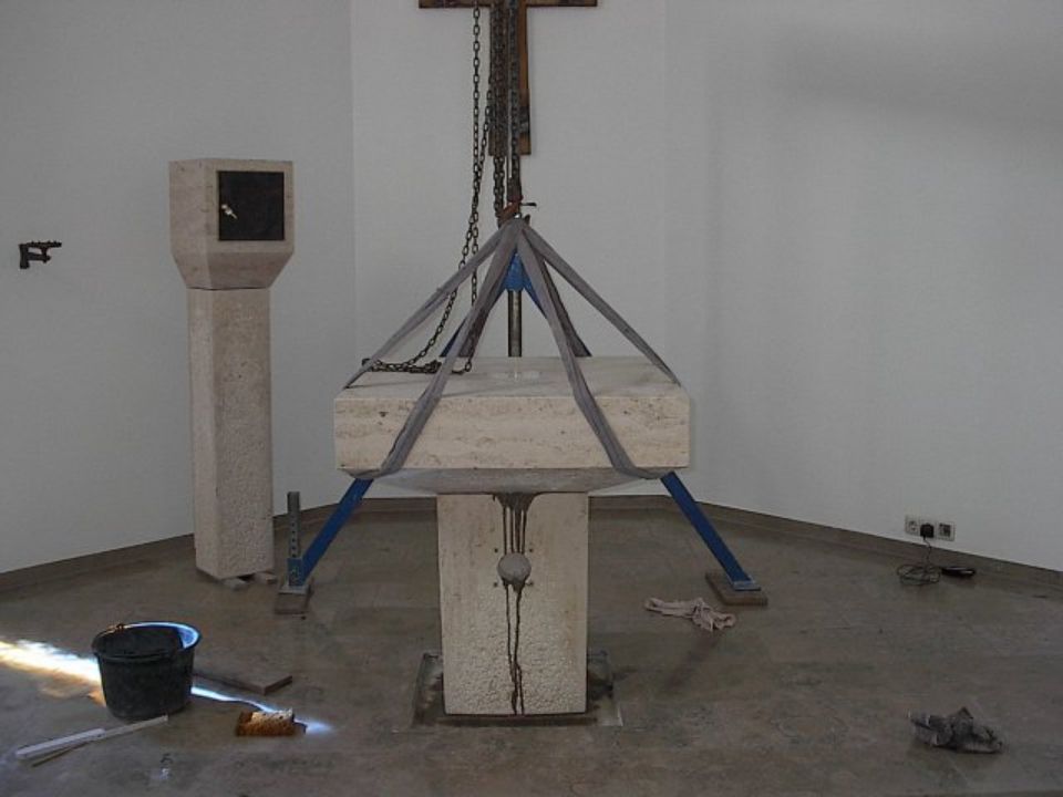 Restaurierung an einem quadratischen Tisch